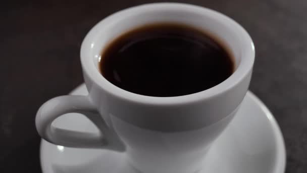 Uma Gota Cai Lentamente Café Uma Xícara — Vídeo de Stock