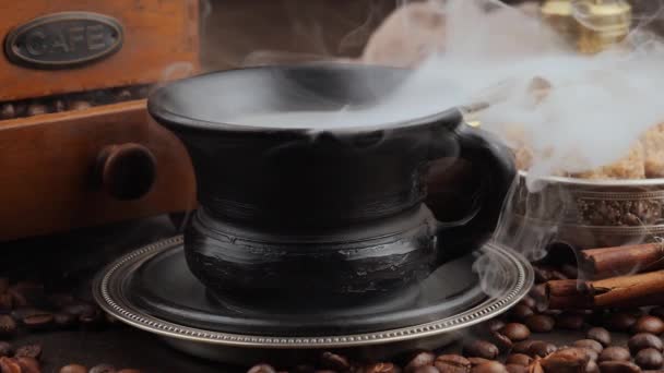 Café Quente Uma Xícara Com Vapor Fundo Antigo — Vídeo de Stock