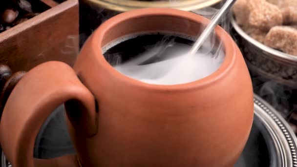 古い背景にスチームとカップのホットコーヒー — ストック動画