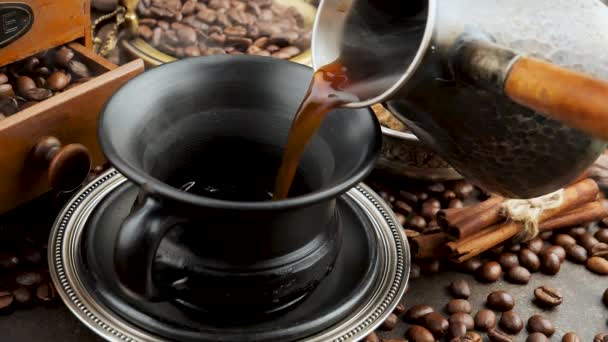 Caffè Caldo Viene Versato Dalla Macchina Caffè Nella Tazza — Video Stock