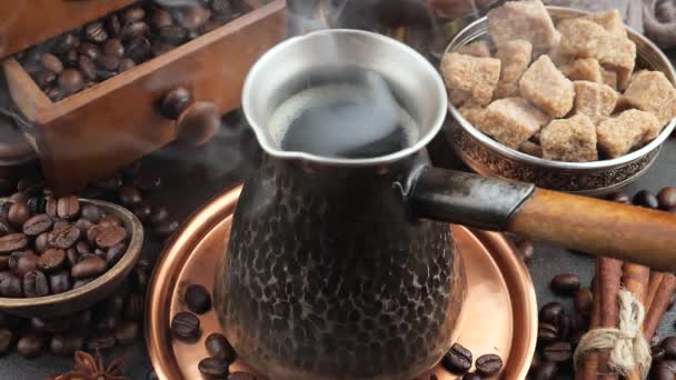 Café Chaud Dans Une Tasse Avec Vapeur Sur Vieux Fond — Video