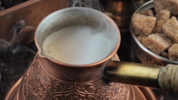 Warme Koffie Een Kopje Met Stoom Een Oude Achtergrond — Stockvideo