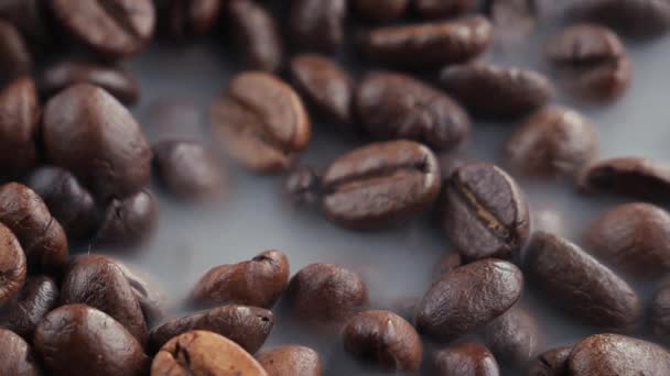 Grains Café Torréfiés Avec Fumée Dans Une Casserole — Video