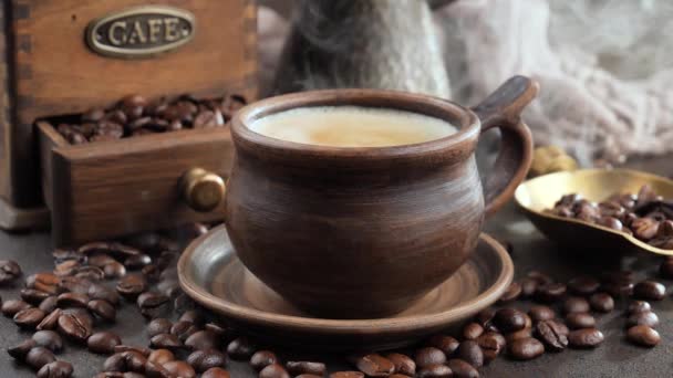 Café Caliente Una Taza Con Vapor Sobre Fondo Viejo — Vídeo de stock