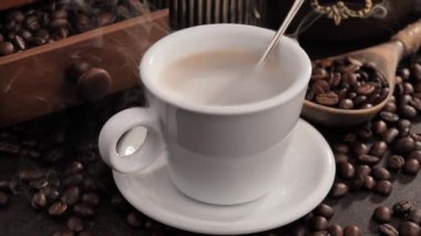 Eski bir fonda buharlı sıcak kahve..