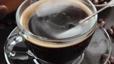 Eski bir fonda buharlı sıcak kahve..