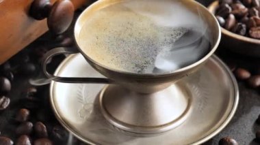 Eski bir fonda buharlı sıcak kahve..