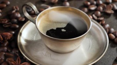 Eski bir fonda buharlı sıcak kahve..