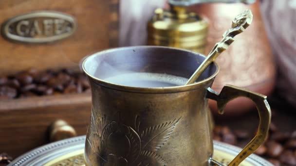 Warme Koffie Een Kopje Met Stoom Een Oude Achtergrond — Stockvideo