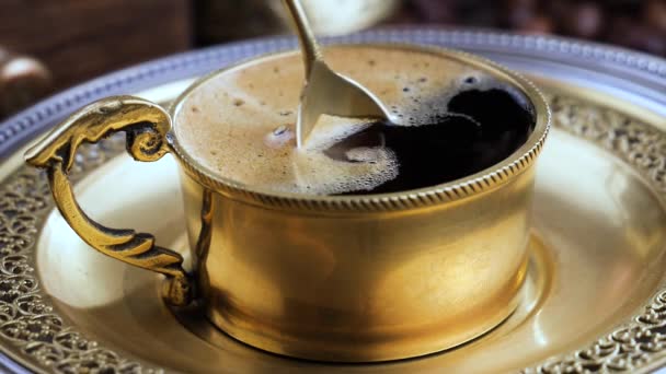 Miscelare Caffè Fumante Una Tazza Con Cucchiaio — Video Stock