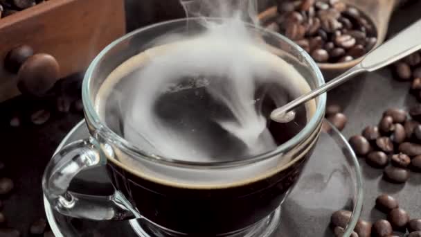 Ζεστός Καφές Ένα Φλιτζάνι Ατμό Ένα Παλιό Φόντο — Αρχείο Βίντεο