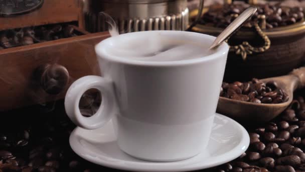 Café Chaud Dans Une Tasse Avec Vapeur Sur Vieux Fond — Video