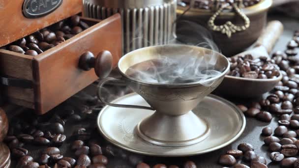 Café Caliente Una Taza Con Vapor Sobre Fondo Viejo — Vídeos de Stock