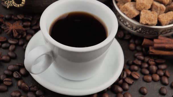 Een Druppel Valt Langzaam Koffie Een Kopje — Stockvideo