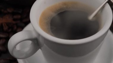 Eski bir fonda buharlı sıcak kahve..