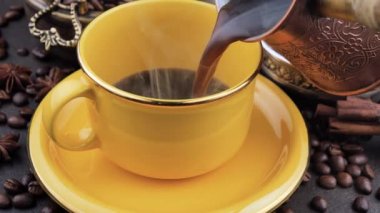 Kahve fincanından kahve fincanına buharlı kahve döküldü.