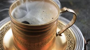 Eski bir fonda buharlı sıcak kahve..