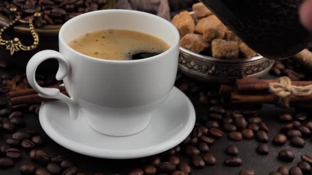 Koffie Met Stoom Gegoten Uit Een Koffiepot Een Kopje — Stockvideo