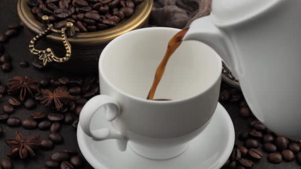 Kávé Gőzzel Töltött Kávéfőzőből Egy Pohárba — Stock videók