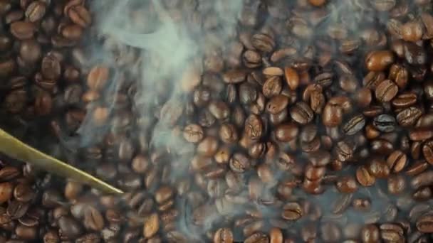 Geröstete Kaffeebohnen Werden Mit Einem Löffel Rauch Einer Pfanne Gemischt — Stockvideo