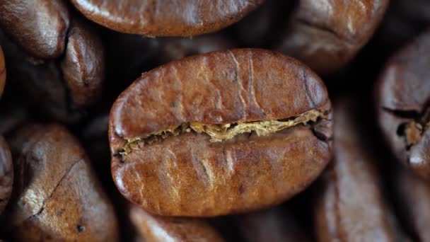 Los Granos Café Tostados Mezclan Con Una Cuchara Con Humo — Vídeo de stock