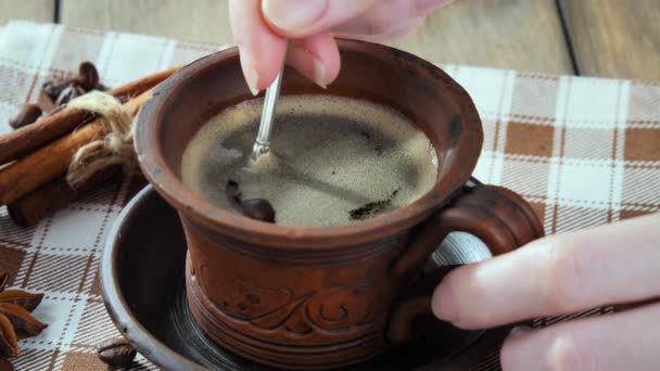 Miscelare Caffè Fumante Una Tazza Con Cucchiaio — Video Stock