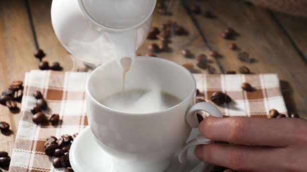 Café Con Vapor Vertido Una Cafetera Una Taza — Vídeo de stock