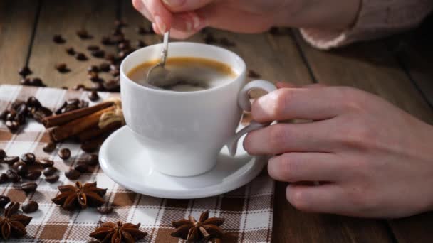 Misturando Café Fumegante Uma Xícara Com Uma Colher — Vídeo de Stock