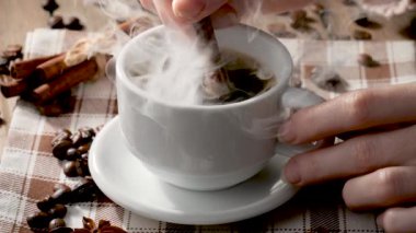 Kahveyi bir kaşıkla karıştırıyorum.