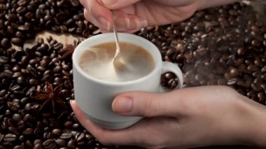 Kahve fincanından kahve fincanına buharlı kahve döküldü.