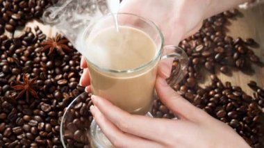 Eski bir fonda buharlı sıcak kahve..