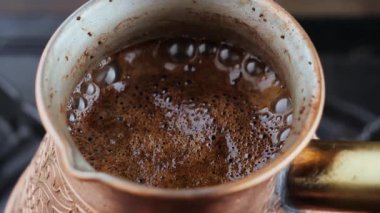 Kahve makinesinde sade kahve demlenir.