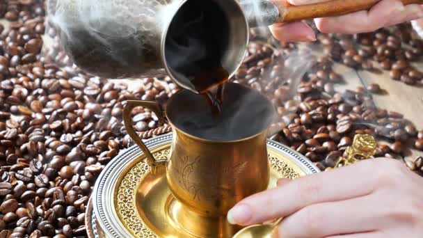 Kávé Gőzzel Töltött Kávéfőzőből Egy Pohárba — Stock videók