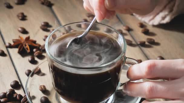 カップにコーヒーをスプーンで混ぜる — ストック動画