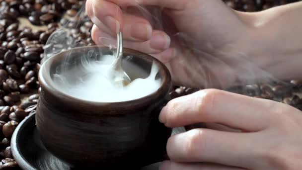 Miscelare Caffè Fumante Una Tazza Con Cucchiaio — Video Stock