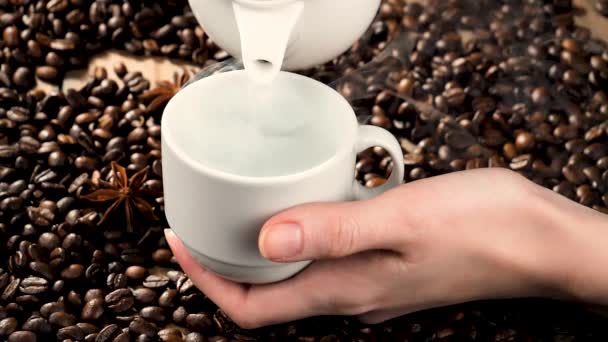 用蒸汽从咖啡壶倒进杯子里的咖啡 — 图库视频影像