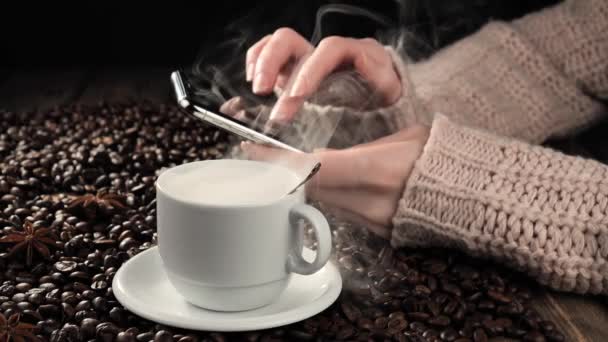 Café Caliente Una Taza Con Vapor Sobre Fondo Viejo — Vídeos de Stock