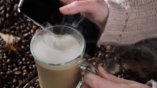 Caffè Caldo Una Tazza Con Vapore Vecchio Sfondo — Video Stock