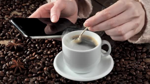 커피를 찻잔에 숟가락 과섞는 — 비디오