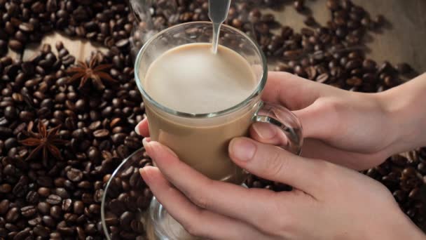 Eski Bir Fonda Buharlı Sıcak Kahve — Stok video