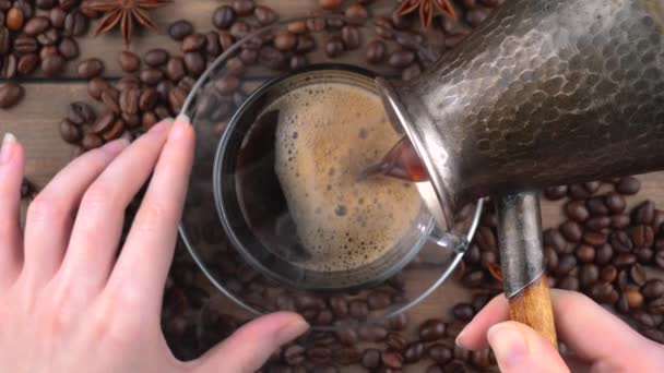 Kaffe Med Ånga Hälls Från Kaffekanna Kopp — Stockvideo