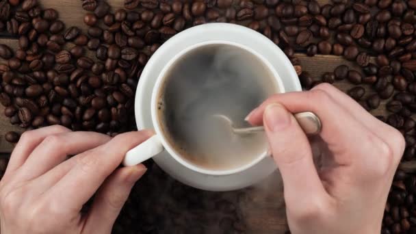 Mélange Café Fumant Dans Une Tasse Avec Une Cuillère — Video