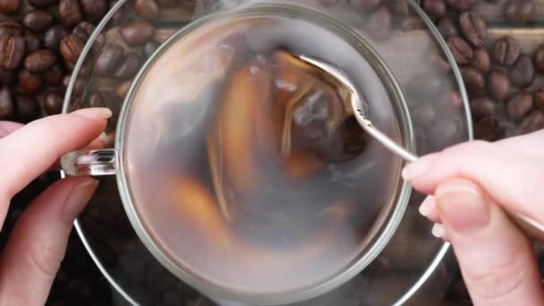 Párolt Kávé Összekeverése Egy Pohárban Egy Kanállal — Stock videók