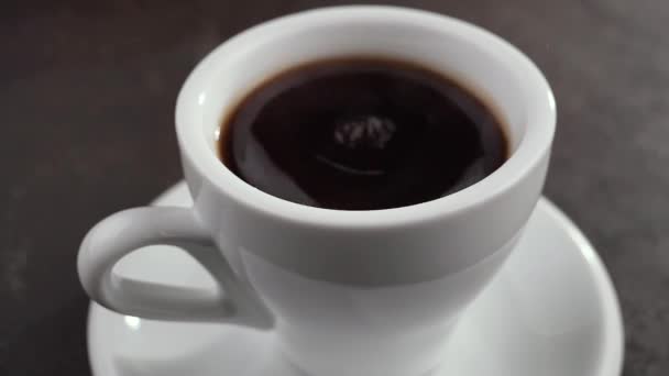 Uma Gota Cai Lentamente Café Uma Xícara — Vídeo de Stock