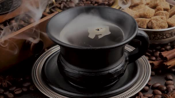 Caffè Caldo Una Tazza Con Vapore Vecchio Sfondo — Video Stock