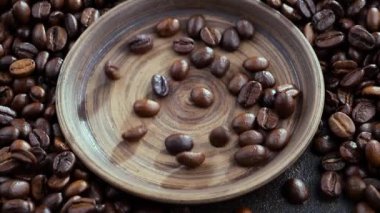 Kavrulmuş kahve çekirdekleri ve tavada duman.