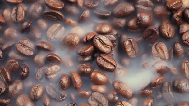 Geröstete Kaffeebohnen Mit Rauch Der Pfanne — Stockvideo