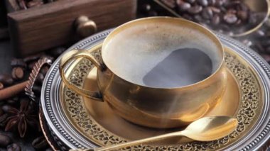 Eski bir fonda buharlı sıcak kahve.