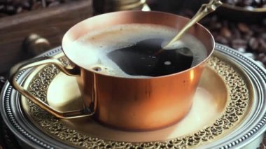 Eski bir fonda buharlı sıcak kahve.