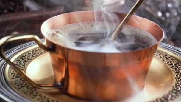 用勺子把蒸咖啡倒入杯子里 — 图库视频影像